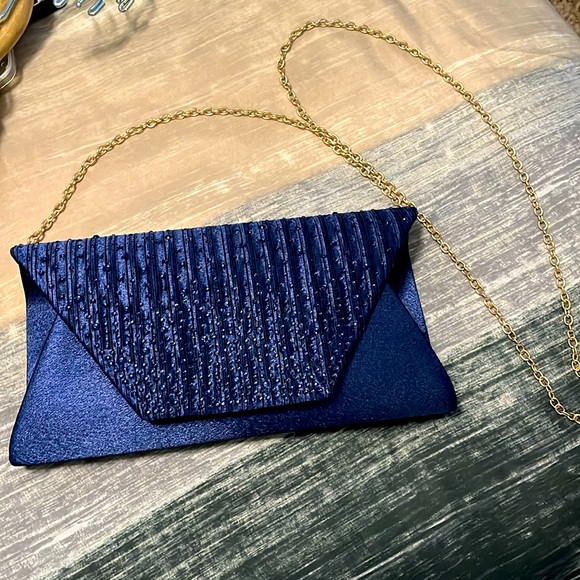 Mihawk Clutch Purse with Gold Chain - Picture 5 of 6